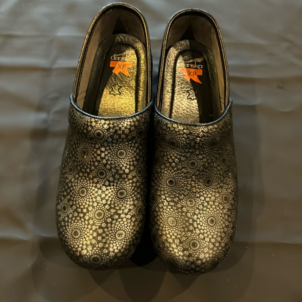 Dansko XP clog, black and silver size 42 womamy